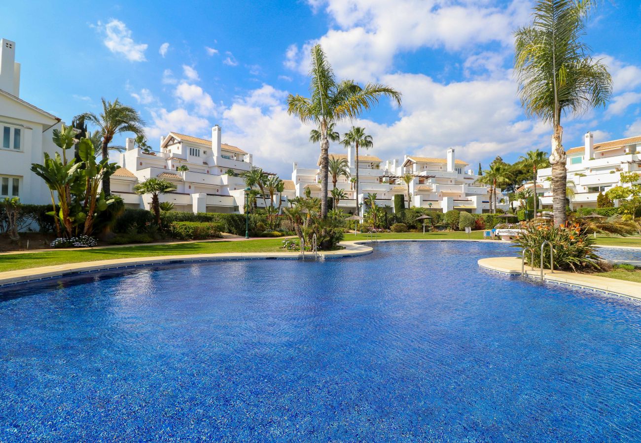 Apartment in Marbella - Los Monteros beachfront - ocean & pool views